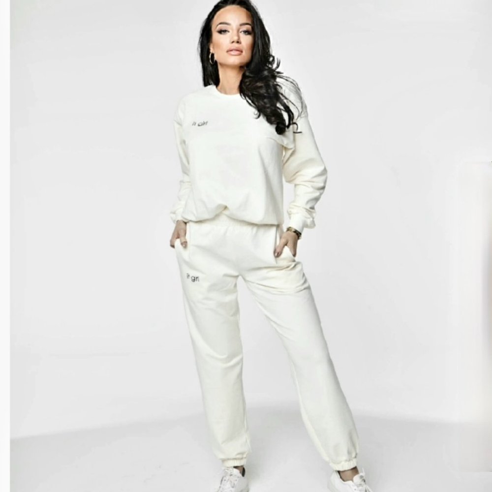 LIKE NEW "IT GIRL BOUTIQUE" SWEATPANTS IN IVORY SZ XS (FITS LIKE A US SZ 6)